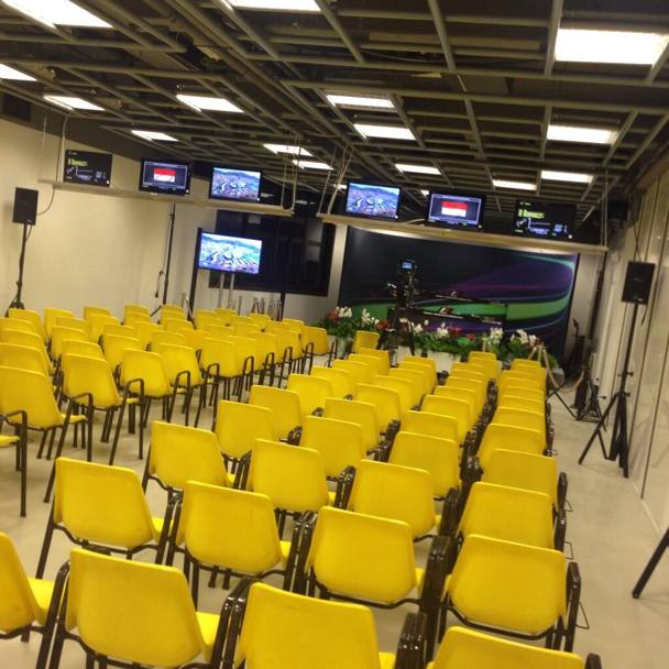 La sala delle conferenze stampa attende i piloti e i giornalisti